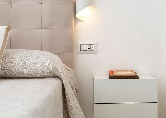 Donna Carolina Capri